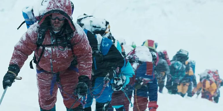 Rob Hall (Jason Clarke) and other climbers in Everest (2015)