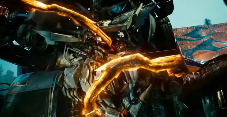 Optimus rips Grindor's face apart with hooks in Transformers Revenge of the Fallen