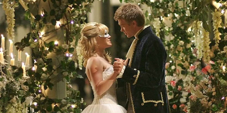 Sam (Hilary Duff) and Austin (Chad Michael Murray) dancing in A Cinderella Story