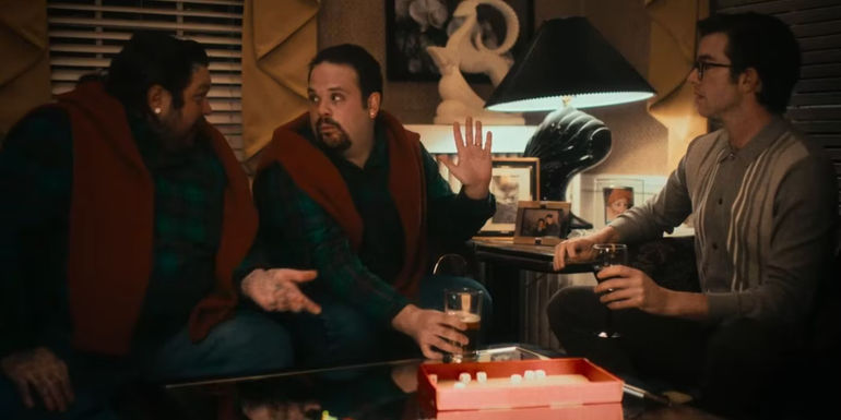 Stevie (John Mulaney) talks to the Fak brothers in The Bear