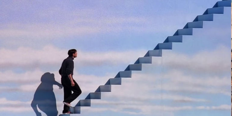An image of Jim Carrey as Truman climbing the stairs in The Truman show