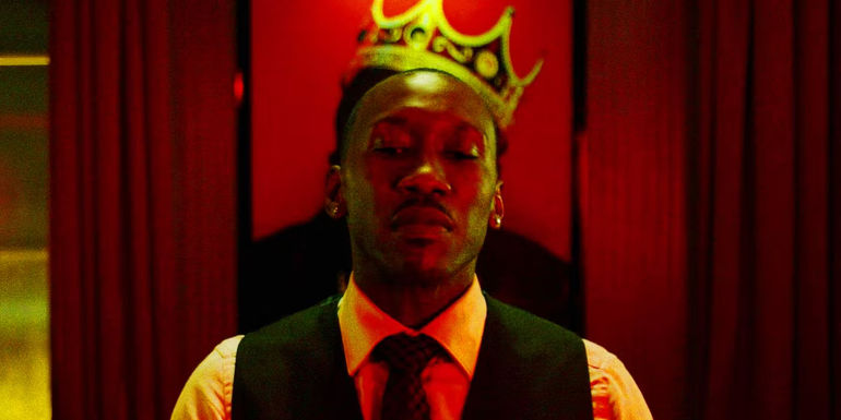 Mahershala Ali's Cottonmouth positioned in front of a crown in Luke Cage