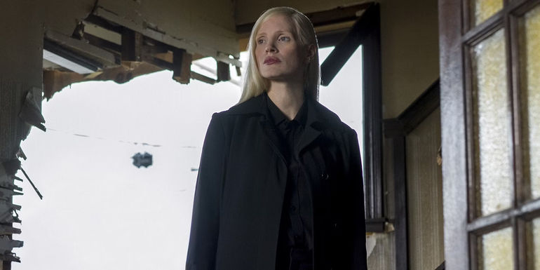 Jessica Chastain as Vuk standing still in Dark Phoenix