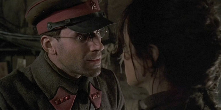 Joseph Fiennes as Commissar Danilov in Enemy at the Gates talking to someone.
