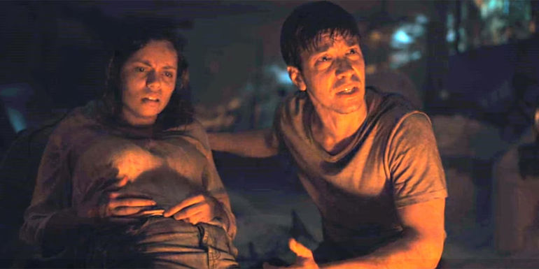 Georgina Campbell's Tess và Justin Long's AJ ngồi trong một tòa nhà tối tăm trong Barbarian