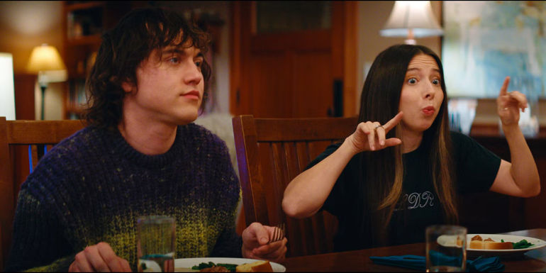 Brandon Wardell không ấn tượng trong khi Esther Povitsky nói chuyện tại bàn ăn trong Drugstore June