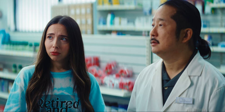 Esther Povitsky và Bobby Lee nhìn ra phía xa với hiệu thuốc bị phá hủy ở phía sau họ trong Drugstore June