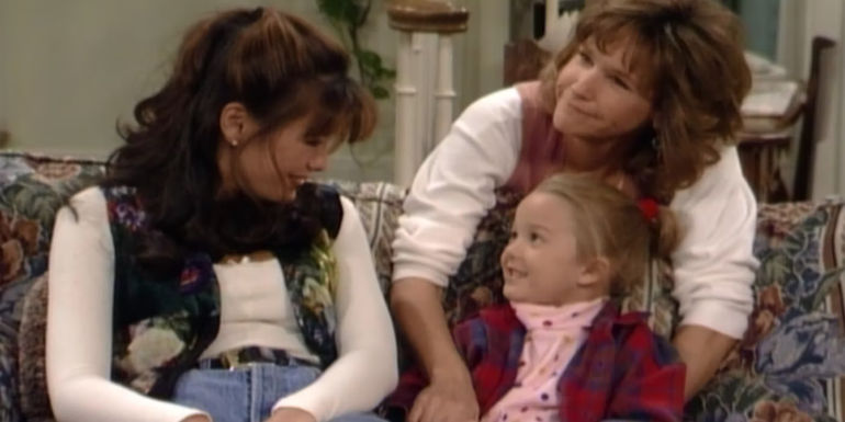 Lindsay Price as Linda sitting on the couch in Boy Meets World