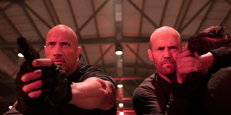 Jason Statham và Dwayne The Rock Johnson trong Hobbs & Shaw