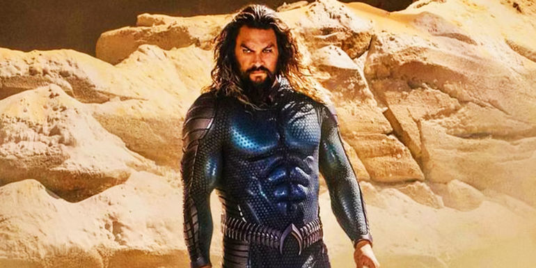 Aquaman (Jason Momoa) trong bộ trang phục màu xanh trên bãi biển trong Aquaman and the Lost Kingdom