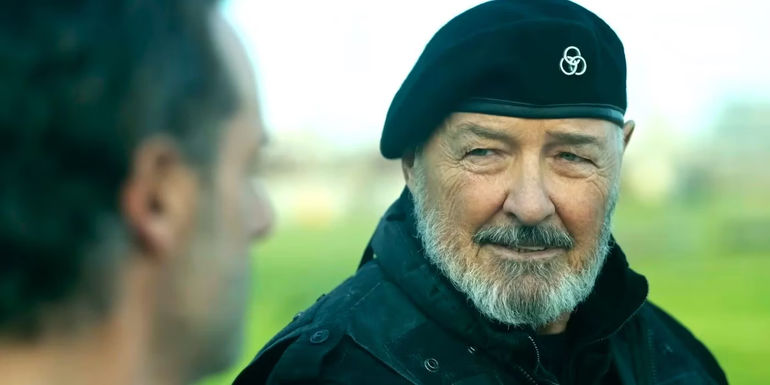 Major General Beale looking at Rick Grimes in The Walking Dead The Ones Who Live trailer - Terry O' Quinn As Major General Beale