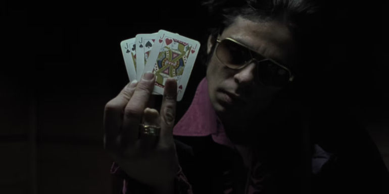 Snatch Franky 4 fingers holding cards