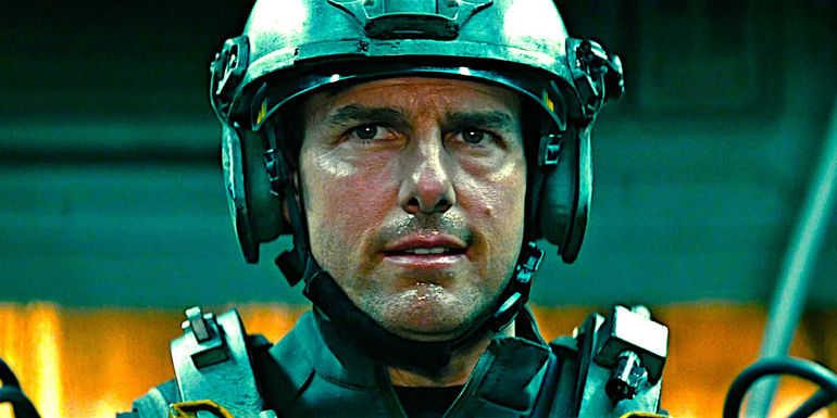 Tom Cruise perspiring while wearing heavy military gear in a scene from Edge of Tomorrow - Working With Quentin Tarantino & Alejandro Iñárritu Can Show New Sides Of Tom Cruise