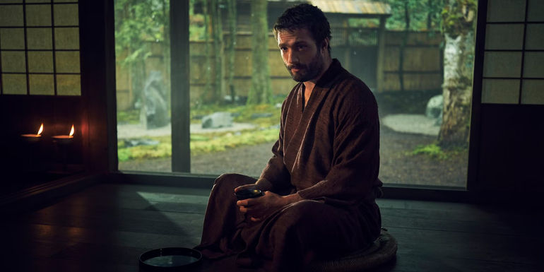 John Blackthorne sits on the flooring holding a cup in Shogun - William Adams Became The First Western Samurai