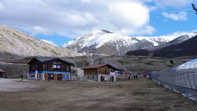 Skiing Challenges in a Snowless Mountain Retreat