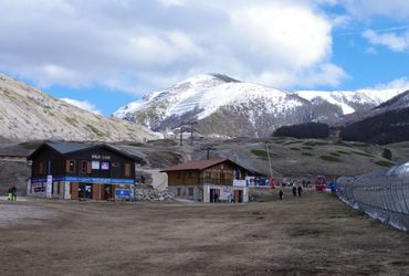 Skiing Challenges in a Snowless Mountain Retreat