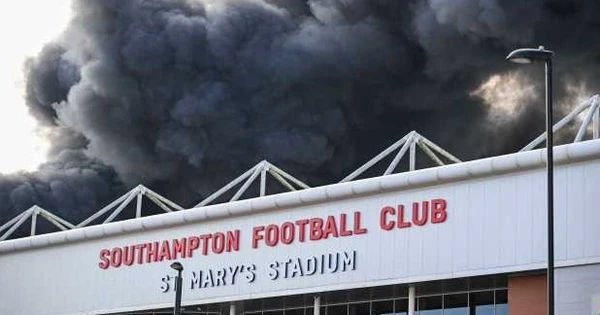 Chùm ảnh: Bi kịch của Southampton - Khi Hỏa Hoạn Phải Hủy Trận Đấu Bóng Đá