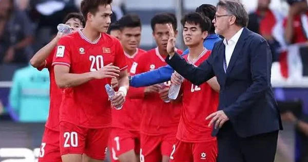 Nhìn Thầy - Cảm Xúc của Ngôi Sao Đội Tuyển Việt Nam