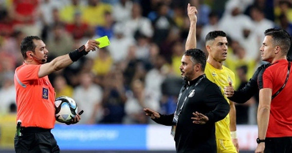 Cuộc phiêu lưu nổi loạn của siêu sao bóng đá Cristiano Ronaldo