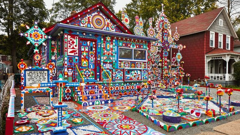 An Artistic Fusion of Colors and Symbolism: A Home Crafted for Turbulent Times