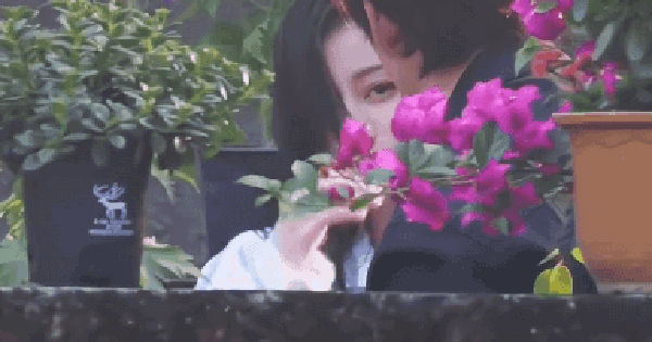 Bí mật phía sau khoảnh khắc Địch Lệ Nhiệt Ba lau tóc gây sốt trên mạng xã hội