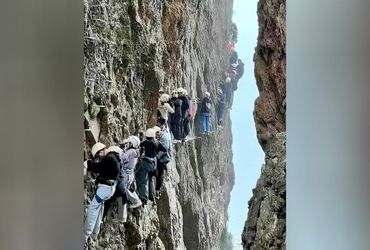 Mountaineers trapped on peak for over an hour amidst overcrowded conditions
