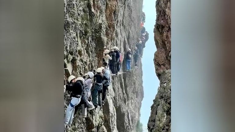 Mountaineers trapped on peak for over an hour amidst overcrowded conditions