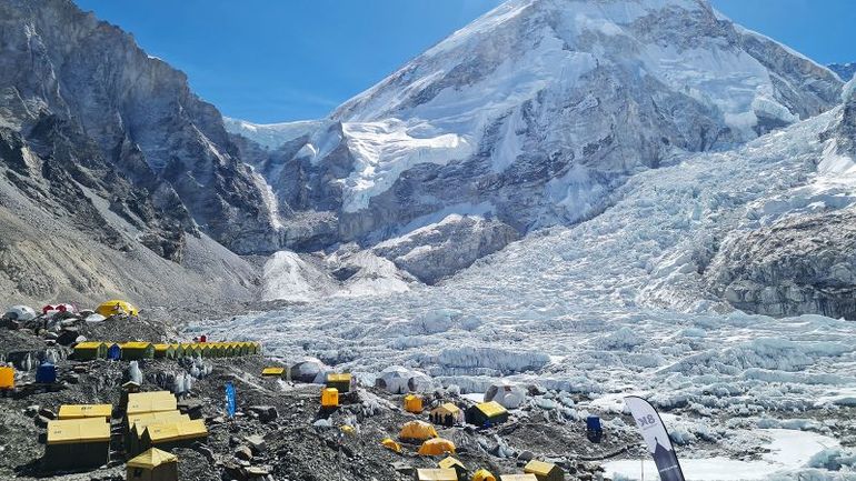 Tragic Incident on Everest: Kenyan Climber Deceased and Nepali Sherpa Lost During Oxygen-Free Summit Attempt