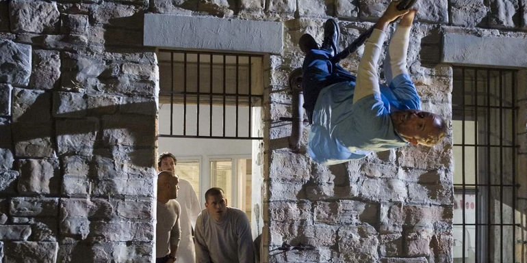 Prison Break, Michael, Abruzzi, Sucre, and Haywire escaping from Fox River prison in Go
