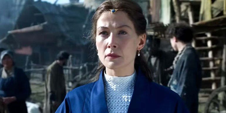 Moiraine looking at the distance in The Wheel of Time season 2