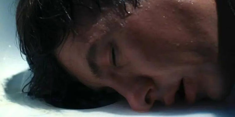 Oliver (Barry Keoghan) with his eyes closed in the bathtub in Saltburn