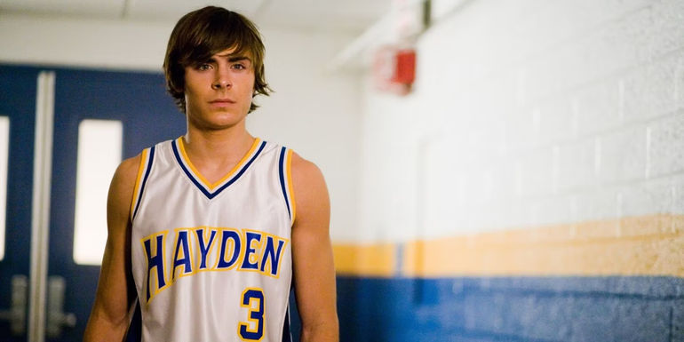 Zac Efron as teen Mike O'Donnell wearing a basketball jersey in 17 Again