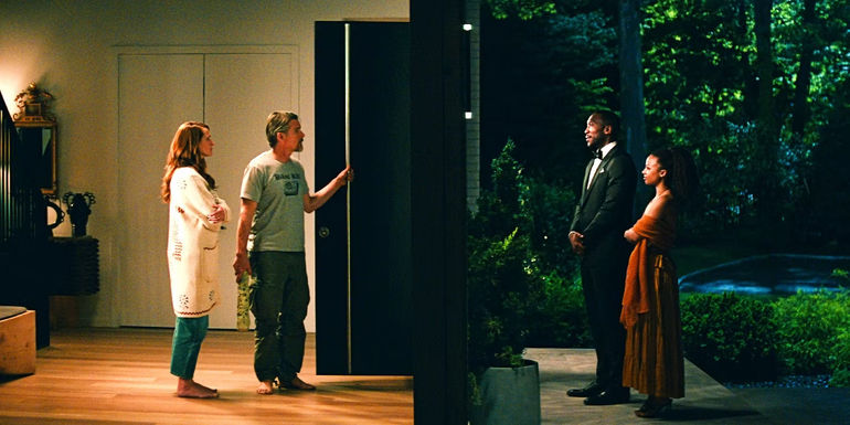 julia-roberts-ethan-hawke-answer-the-door-to-mahershala-ali-and-myhala-in-leave-the-world-behind