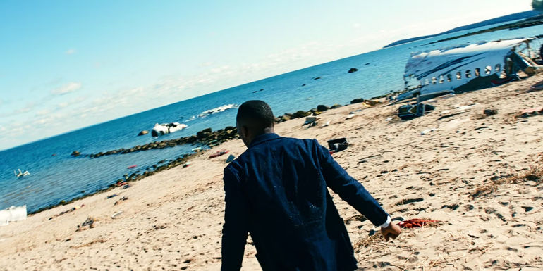 Mahershala Ali looking at plane crash in Leave the World behind