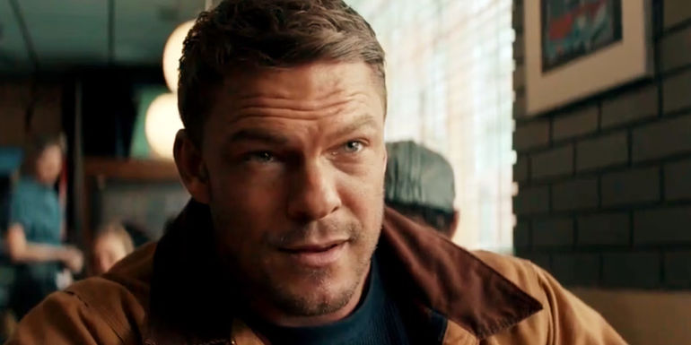 Jack (Alan Ritchson) talking to someone at a diner in Reacher
