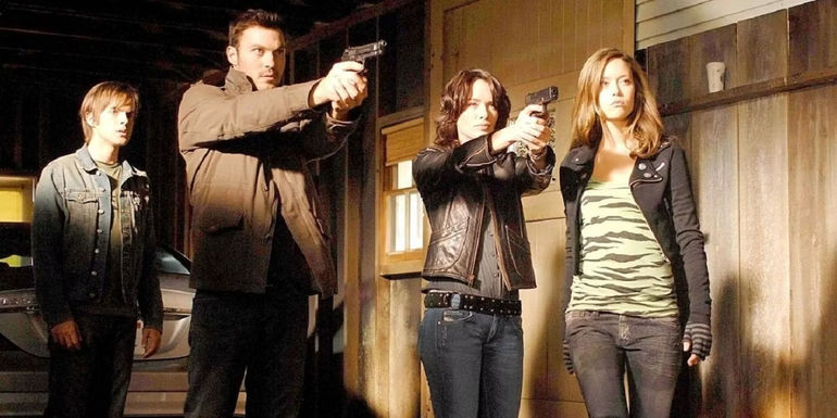 Lena Headey as Sarah and her group pointing guns in The Sarah Connor Chronicles