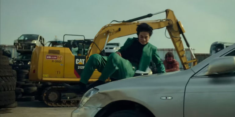 Yusuke jumps over a car to to escape Gouki in Yu Yu Hakusho