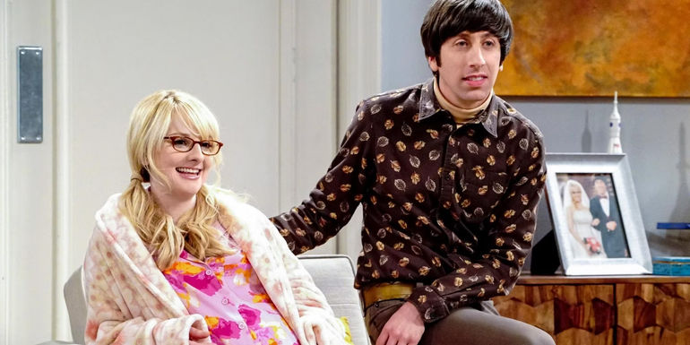 Howard sitting with pregnant Bernadette in The Big Bang Theory
