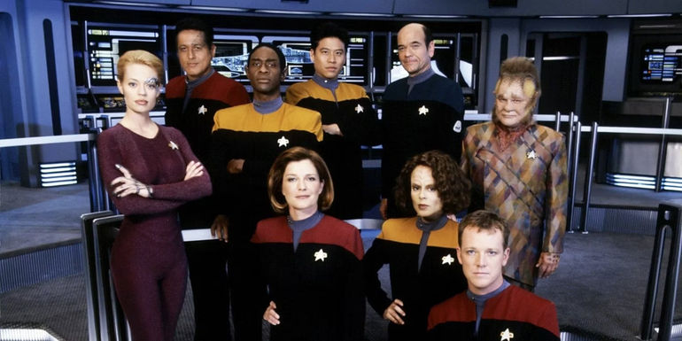 The Star Trek: Voyager Cast in season 6.