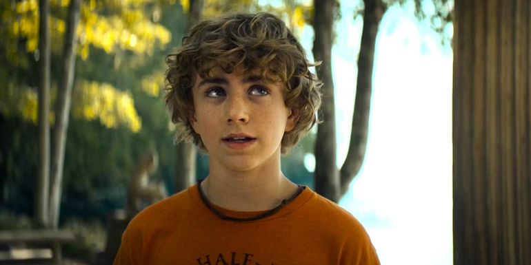 Walker Scobell as Percy looking up at Chiron in Percy Jackson and the Olympians episode 3