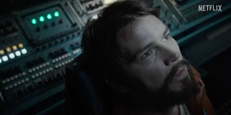 Josh Hartnett looking up in Black Mirror's Beyond the Sea