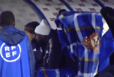 Câu chuyện về cầu thủ đắt giá nhất thế giới khiến ai cũng xúc động