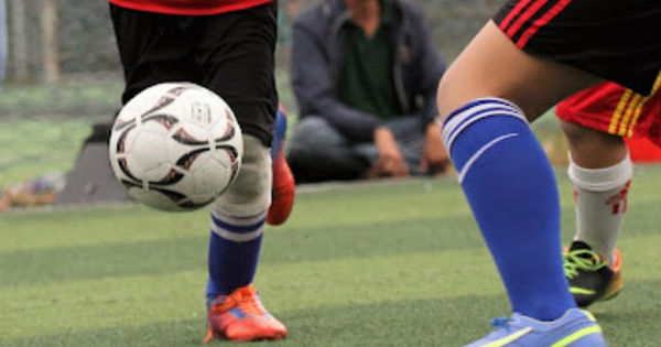 Vụ va chạm khi đá bóng, nam thiếu niên gần như mất một quả tinh hoàn