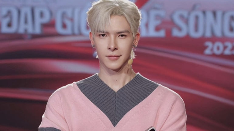 Denis \u0110\u1eb7ng: Th
agrave;nh c
agrave;ng v
agrave; tranh c	ilde;i trong vai tr
oc; gi
agrave;m 
re oacute;c s
agrave;ng t
ecirc; oacute;i t
ecirc;i Chị 
rvagrave; chuyện g
acute;i tranh c	ilde;i