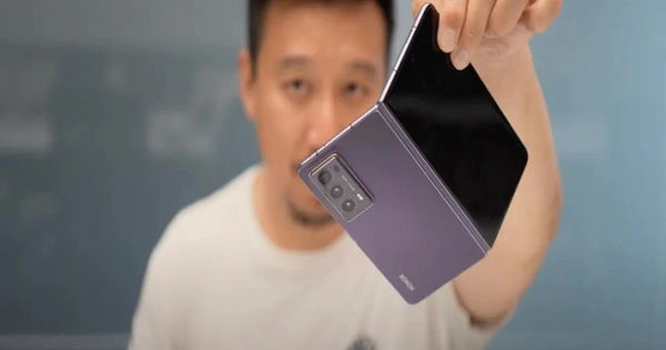 Mẫu điện thoại gập độc đáo, vượt trội hơn cả iPhone: Hàng hot, cháy hàng ngay khi ra mắt