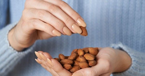 Tìm hiểu về lợi ích bất ngờ của hạnh nhân và những người nên cân nhắc cùng ăn