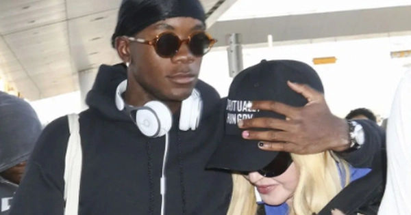 Con trai Madonna chăm sóc mẹ khi ra khỏi nhà