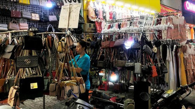 Tuyệt chiêu bán “hàng hiệu” trên vỉa hè: Ấn tượng và thu hút hơn bao giờ hết!