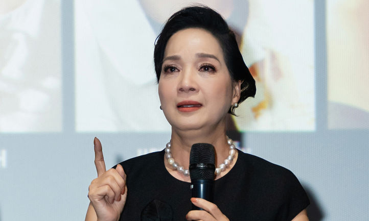 Lê Khanh rơi nước mắt trong buổi lễ tốt nghiệp đầy cảm xúc của học trò