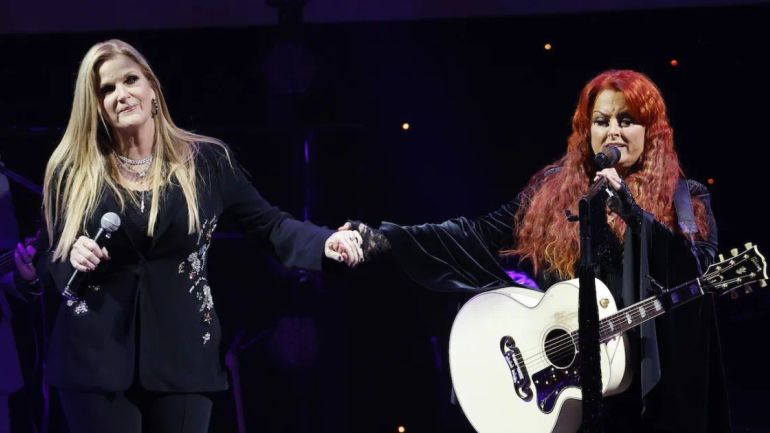 Wynonna Judd and Trisha Yearwood's Powerful Tribute to Naomi: Unveiling a Touching Reimagined Version of 'Cry Myself to Sleep'